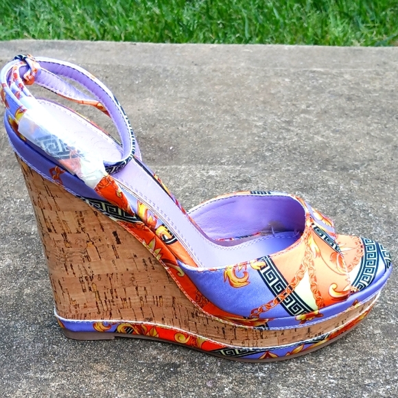 A Funky Purple Wedge - Picture 5 of 6